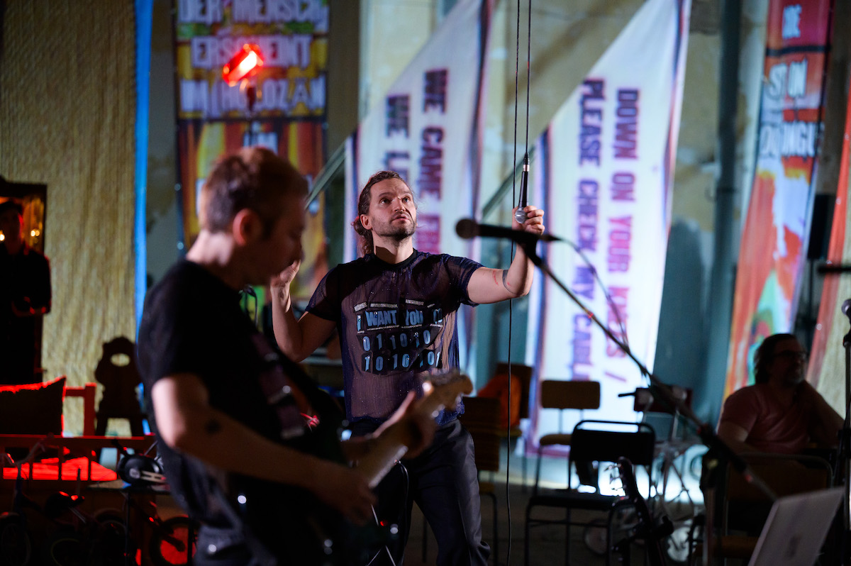 The Weird & The Eerie – Kunstfest Weimar – Thomas Köck und Michael von zur Mühlen spazieren mit einer schlecht gelaunten KI durch Vergangenheit und Zukunft